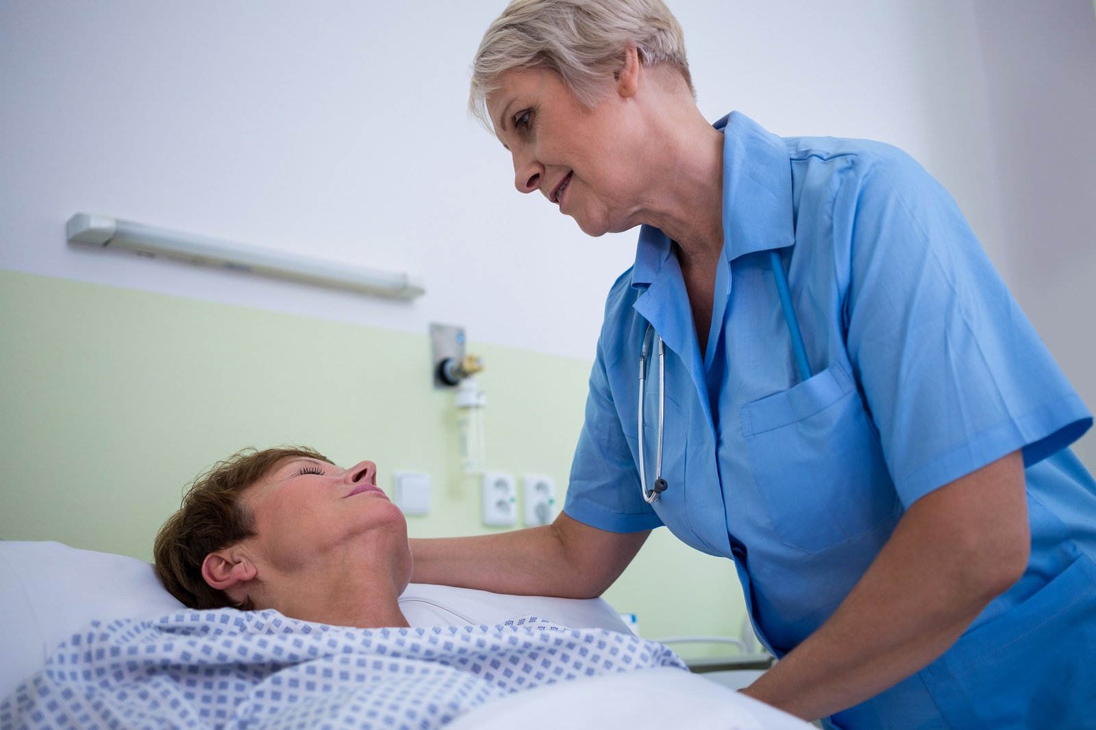 Медсестры в униформе из латекса трахаются с лысым пациентом в палате